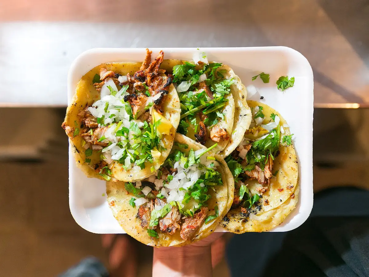 Charola con cinco tacos al pastor con cebolla, cilantro y piña